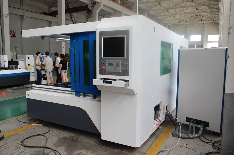 د IPG 700w شیټ فلزي لیزر کټینګ ماشین چین تولید کونکی